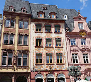 Rechts von diesen Häusern ist die Tourizentrale