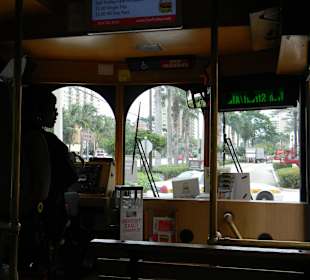 Wir warten vor der Galleria Mall auf die Abfahrt