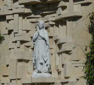 Marienstatue im Garten