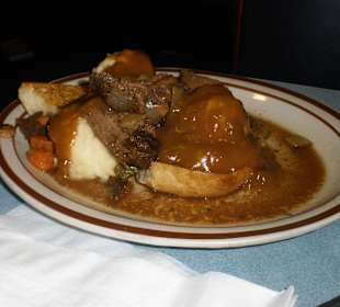 Schmorbraten mit Gemüse und Kartoffelpürre