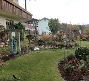 Gartenansicht mit Skulturen
