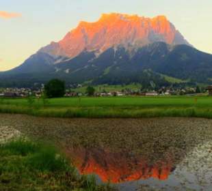 Sonnenuntergang am Golfplatz mit Zugspitzblick
