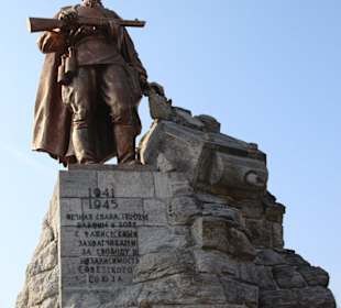 Ehrenmal Rotarmist mit Panzer 