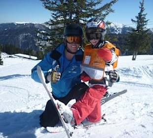 Skilehrer mit Kind
