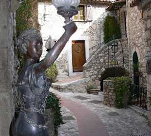Wunderschöne Figuren vorm Hotel