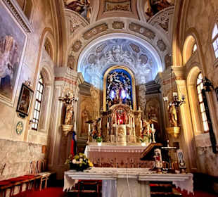 Altar mit vergoldeter Plastik