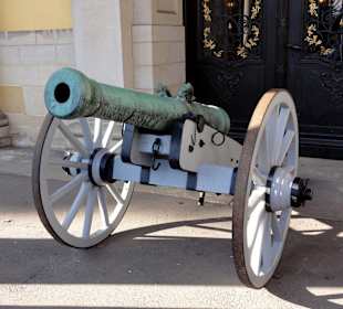 Kanone vor dem Eingang