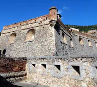 Außenmauern des Fort Liberia