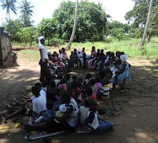 Die Kinder werden vor der Kirche betreut