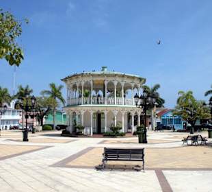 Parque Central mit Holzpagode