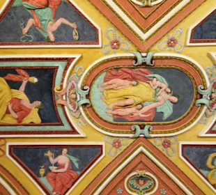 Blick an die Decke in den Prunkräumen des Museums