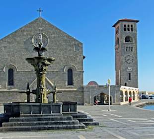 Vor der Kirche