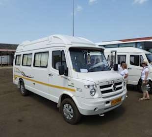 Der Kleinbus von Carnival Tours