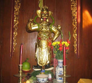 Ein Altar imTempel von Vina Trang.