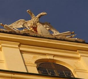 Statue am Dach des Schlosses