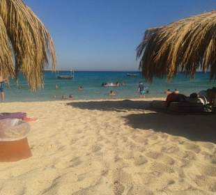 Strandmatten und weißer Sand