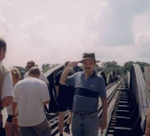 Maik vor der Brücke am River Kwai