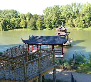 Blick auf den Seepavillon und Pavillon des duftend
