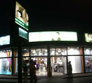 Die Fundgrube vor dem Shoppincenter bei Nacht