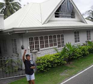Einheimischer Filipino vor seinem Haus