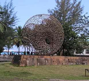 Tsunami Denmal in der Nähe vom Sunprime Kamala Beach