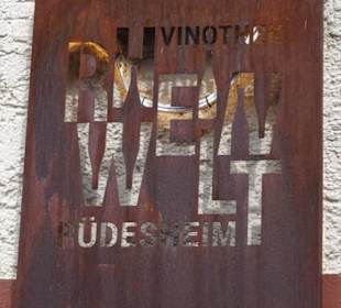 Das Schild der Vinothek RheinWeinWelt