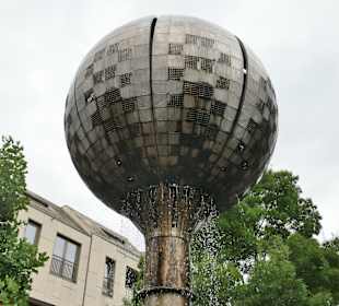 Der geschlossene Kugelbrunnen in Aachen