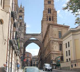 Ulica prowadząca do katedry w Palermo