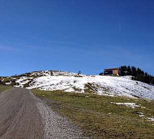 Wanderweg mit Schnee