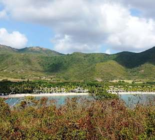 Blick auf das Meer von einem Aussichtspunkt
