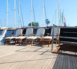 Come to take the sun on the deck all in Teak!