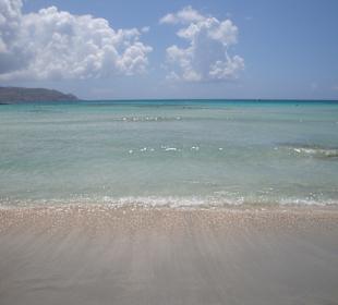 Rosa schimmernder Sand - kristallklares Wasser