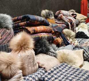 Kleider und Mützenverkauf