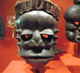 Traurige Maske für Geheimbund