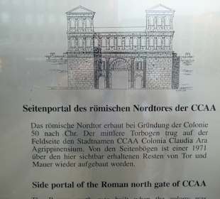 Hinweisschild auf römischen Bogen