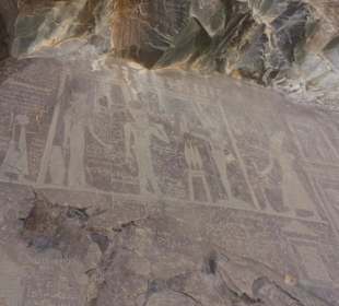 Reliefs auf den Felsen in das Wadi Hammama