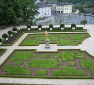 Der Blick auf den Garten vom Schlosscafe.