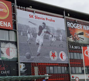 Hauptnutzer Slavia Prag und Werbetafel am Stadion