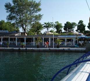 Griechische Taverne mit "Donaublick"