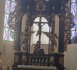 Am Altar vorne