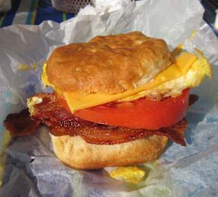 Sandwich mit Chaddar Cheese, Bacon, Egg und Tomato