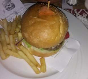 Burger mit Pommes