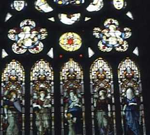 Glasmalereien in der Kirche