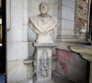 Büste im Schlossinnenhof