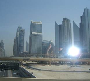 Blick auf die Skyline von der Straße