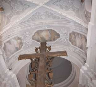 Kruzifix im Chorraum