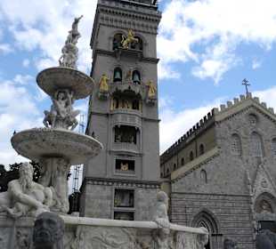 Brunnen und Kirche