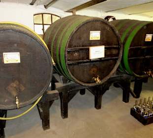 Im Fasslager der Brennerei