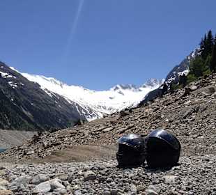 Helme unserer Biker am Schlegeis-Stausee