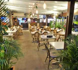 Blick auf die Terrassenplätze des Ô ti Marché